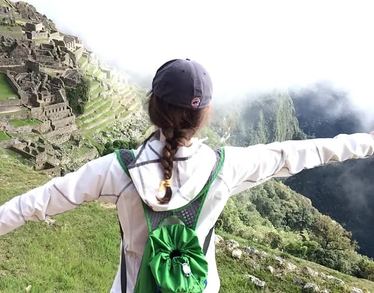 Girl 20hugging 20machu 20picchu B8689fa607d6