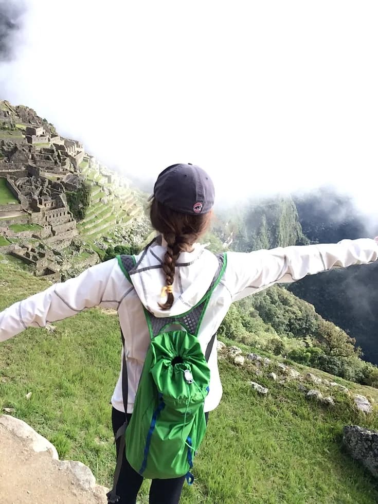 Girl 20hugging 20machu 20picchu B8689fa607d6