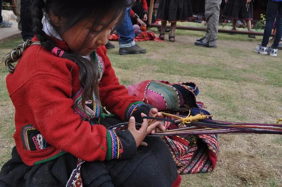 Machu Picchu Chinchero Girl Weaving E5f25b7c0c18